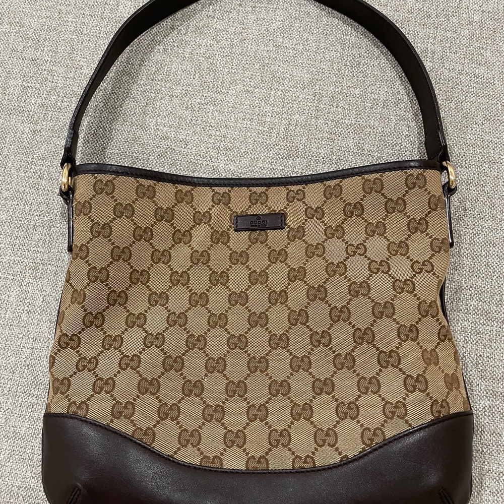 Authentic Gucci shoulder bag with a strap to use as a side or messenger bag!!!